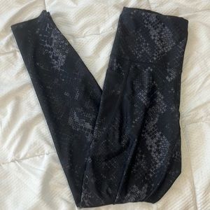 *Free Gift W Purchase* Black and gray reptile print leggings. Size small.